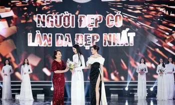 Bà Lê Thị Lệ Hường - Đại diện nhãn hàng Viên uống nội tiết tố nữ Go Spring lên trao giải thưởng Người Đẹp Có Làn Da Đẹp Nhất
