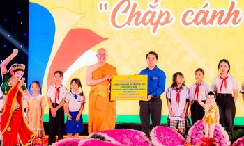 Nhiều học sinh được nhận đỡ đầu nhân ngày Đức Phật đản sinh