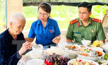 Đoàn viên thanh niên công an Bình Phước thăm mẹ Việt Nam Anh hùng