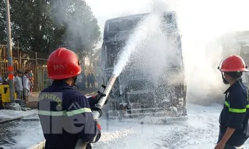 CLIP: Xe container bốc cháy ngùn ngụt khi đang chở hàng chục tấn thức ăn gia súc