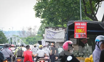 Nhức nhối tình trạng bán hàng rong bủa vây Đại lộ Thăng Long