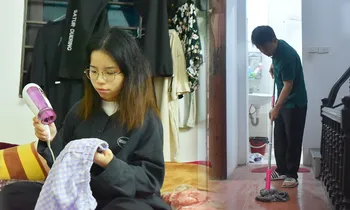 Thời tiết nồm ẩm, người Hà Nội lấy máy sấy tóc làm khô quần áo