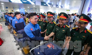Đoàn quân nhân duyệt binh trên Quảng trường Đỏ về nước trong vòng tay đồng đội