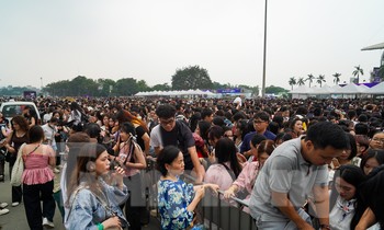 Biển người đổ về SVĐ Mỹ Đình xem show 'Anh trai say hi', giao thông ùn tắc