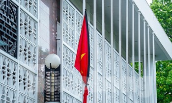 Cơ quan, công sở tại Hà Nội treo cờ rủ Quốc tang nguyên Chủ tịch nước Trần Đức Lương
