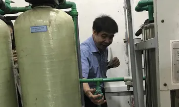 TS Hải thực nghiệm bên chiếc van bị hỏng của hệ thống RO1 Ảnh T.Hà