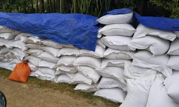 Một trưởng thôn 'ăn chặn' gần 5 tấn gạo hỗ trợ cho dân để đem nấu rượu, cho em dâu