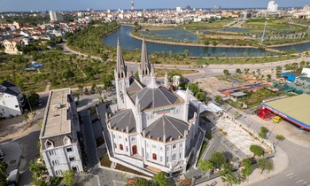 Ngôi thánh đường đẹp như tranh vừa khánh thành giữa lòng TP. Đồng Hới