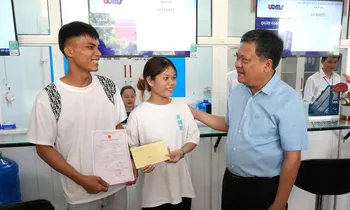 Đôi vợ chồng trẻ Bru Vân Kiều bất ngờ được Chủ tịch tỉnh trao giấy đăng ký kết hôn và tặng quà