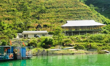Nhà bê tông không phép lừng lững bên sông Nho quế