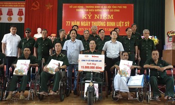 Đồng chí Lê Minh Toản thay mặt báo Tiền Phong và CTCP Him Lam trao tặng phần quà bằng tiền mặt trị giá 15 triệu đồng do CTCP Him Lam tài trợ cho Trung tâm điều dưỡng Người có công tỉnh Phú Thọ.