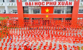 Huế rợp cờ Tổ quốc mừng đại lễ 30/4