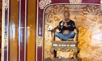 Ngai vàng triều Nguyễn bị xâm hại
