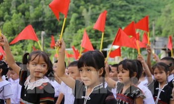 Học sinh đồng bào Cơ Tu bỡ ngỡ khi đến điểm trường mới
