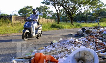 Xà bần, rác thải đổ trộm tràn lan trên đường lên Sơn Trà