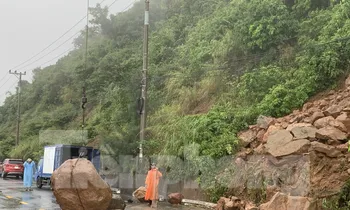 Mưa lớn, đá núi Sơn Trà sạt trượt xuống đường 