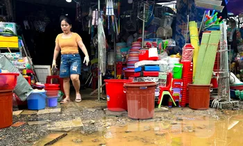 Tiểu thương Đà Nẵng đóng cửa dọn bùn sau trận mưa lũ trái mùa