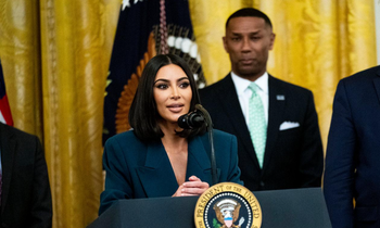 Quyết tâm học Luật lại gặp gỡ bà Hilary Clinton, Kim Kardashian muốn làm chính trị gia?