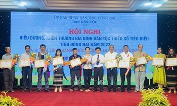 50 gia đình dân tộc thiểu số tiêu biểu được tuyên dương.