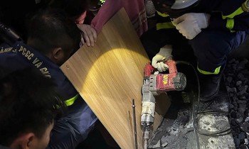 20 phút giải cứu cháu bé 8 tuổi kẹt tay trong đường ống hút nước áp lực cao