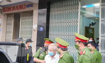 Công an dẫn giải ông Lê Văn Dẽ - Cựu Giám đốc Sở Xây dựng Khánh Hoà về nơi tạm giam. Ảnh LỮ HỒ.