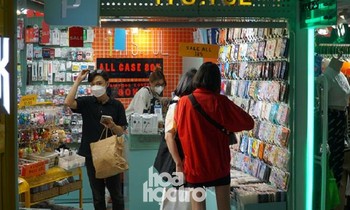 Ngày hội Black Friday ở TP.HCM: Không quá đông, teen mê mẩn vì nhiều mặt hàng giảm giá sâu