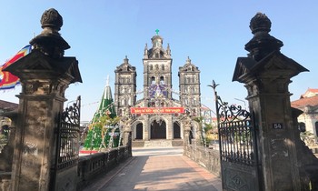 Thánh đường hơn trăm tuổi có 20 cột gỗ lim ở ngoại thành Hà Nội