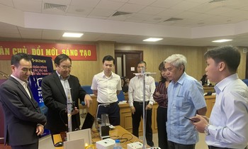 Tác giả trình báy công trình, sáng kiến vì giáo dục trước Hội đồng Giám khảo