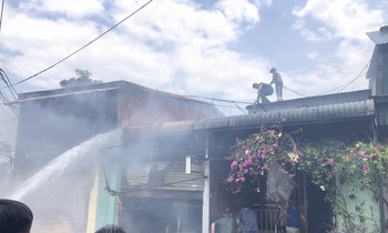 Một người dân được giải thoát trong vụ cháy khiến 3 căn nhà bị thiêu rụi