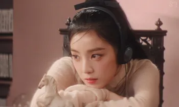 Irene Red Velvet đẹp tựa hoa nở, lập ngay kỉ lục với MV solo "Like A Flower"