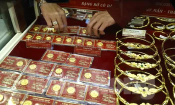 Giá vàng đứng im, vẫn cao hơn giá vàng thế giới