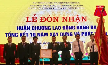 Trao Huân chương lao động hạng Ba cho Trường đào tạo bồi dưỡng cán bộ quản lý thông tin và truyền thông