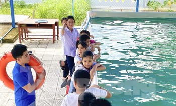 Thanh niên dạy kỹ năng, lắp bảng cảnh báo đuối nước cho trẻ miền núi