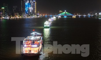 Thuyền hoa diễu hành lung linh sông Hàn dịp năm mới 2021