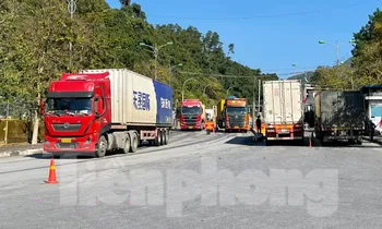 Nông sản Việt ùn ùn qua cửa khẩu Lạng Sơn xuất Trung Quốc