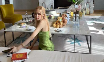 Bức ảnh "toát ra mùi tiền" trong kỳ nghỉ của Rosé: Từ căn phòng đến cuốn sách đều đặc biệt