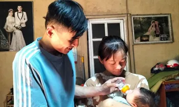 Vợ chồng trẻ vượt qua tập quán nhận nuôi trẻ bị bỏ rơi