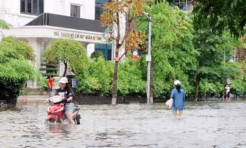 Đường Ngô Văn Cảnh (thành phố Bắc Giang) cũng chìm trong biển nước. Ảnh: Nguyễn Thắng