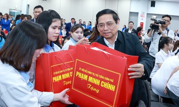 Thủ tướng Phạm Minh Chính tặng quà Tết cho công nhân Hải Dương