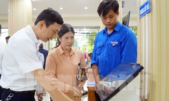 Thanh niên Hải Phòng hỗ trợ người cao tuổi làm thủ tục hành chính