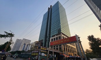 Tận thấy những tòa cao ốc 'chết yểu', bỏ hoang ở Hà Nội