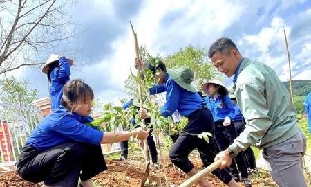 Ngắm bãi rạn Nam Ô tuyệt đẹp thu hút giới trẻ ở Đà Nẵng