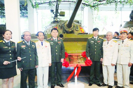 (Từ trái sang) Các cựu chiến binh Nguyễn Văn Tập (thứ 2), Lê Văn Phượng (thứ 3), Vũ Đăng Toàn (thứ 6) và Ngô Sỹ Nguyên (thứ 7) tại Lễ công bố xe tăng 390 là Bảo vật quốc gia    Ảnh: Kiến Nghĩa