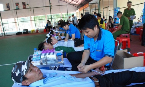 Xếp hàng tham gia lễ hội xuân hồng hiến máu nhân đạo