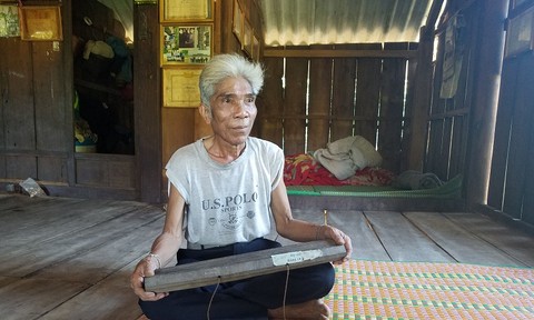 Độc đáo cuốn sách cổ viết trên lá cây của người Khùa