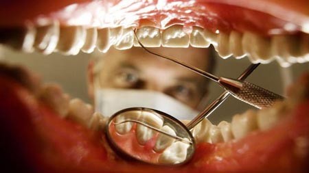 Đang lắp răng giả, cụ ông 'rơi' cả hàm vào phế quản suýt tắc thở