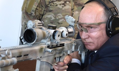 Tổng thống Nga Putin trổ tài bắn tỉa