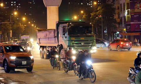 Xe tải nườm nượp trên phố vào giờ cao điểm khiến người dân hoang mang