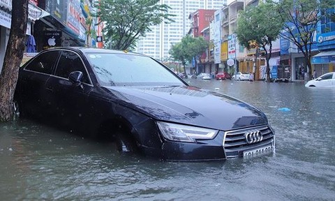 Xế hộp BMW, Range Rover chìm trong hầm, ngập trên đường Đà Nẵng