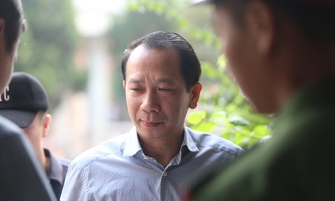 Phó chủ tịch tỉnh Hà Giang tới tham dự phiên xử vụ gian lận thi